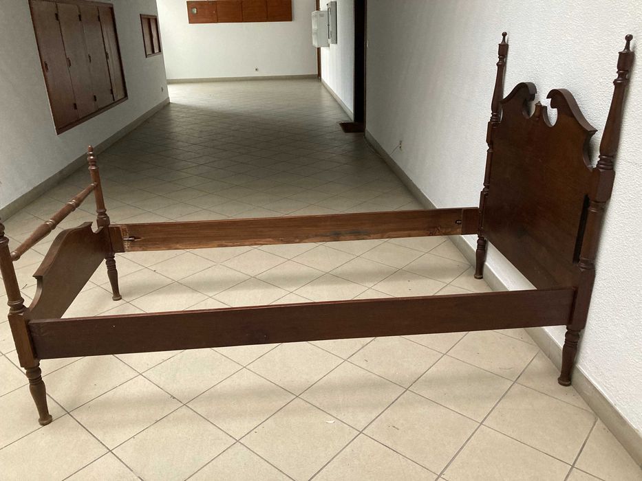 Cama Individual em Mogno Trabalhado