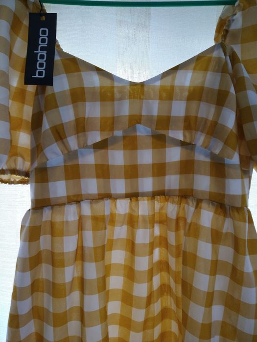 Sukienka w kratę boohoo
