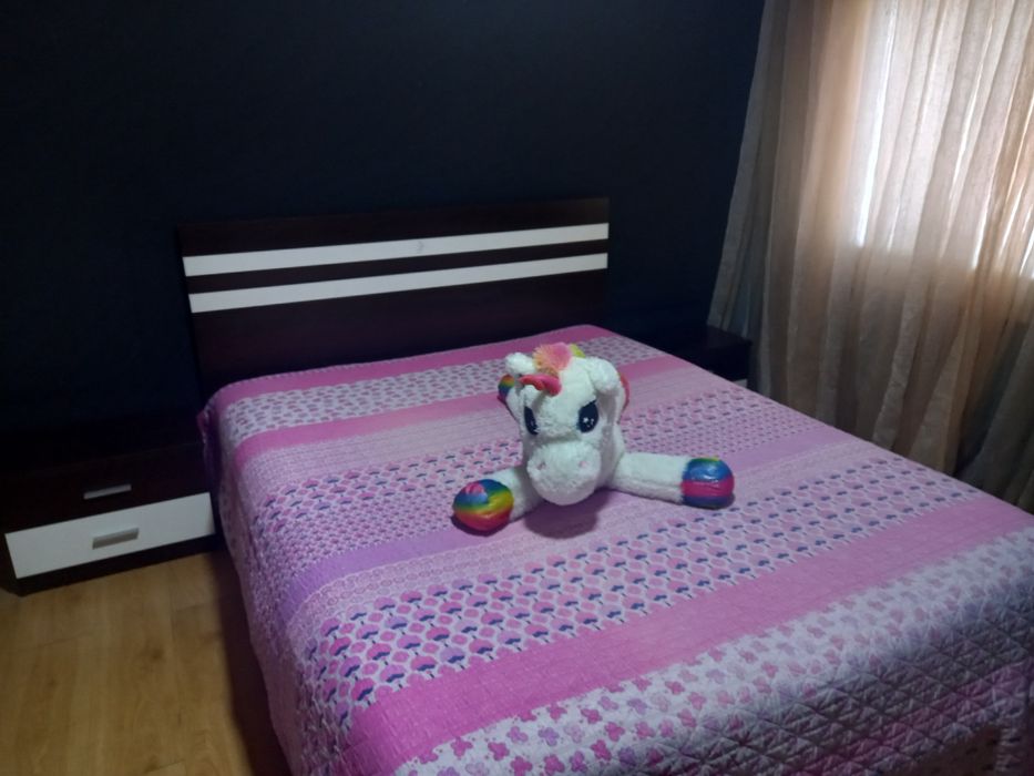 Cama de casal cor castanho