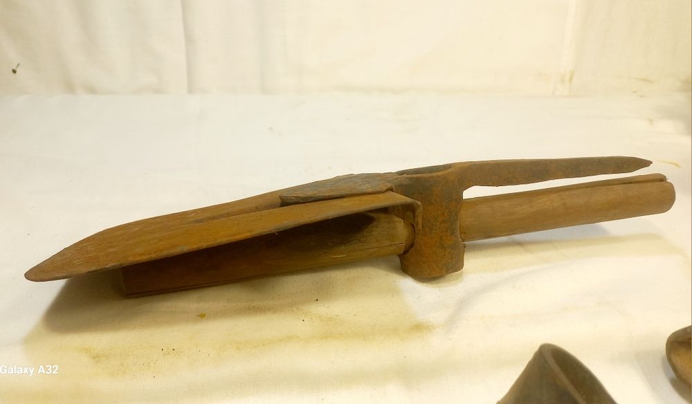 Ferramenta militar muito antiga.