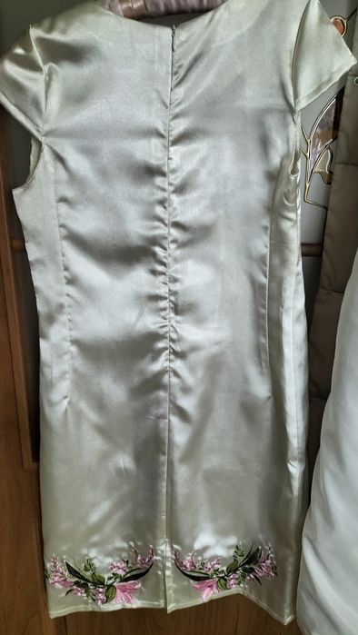 Вишита сукня з атласу