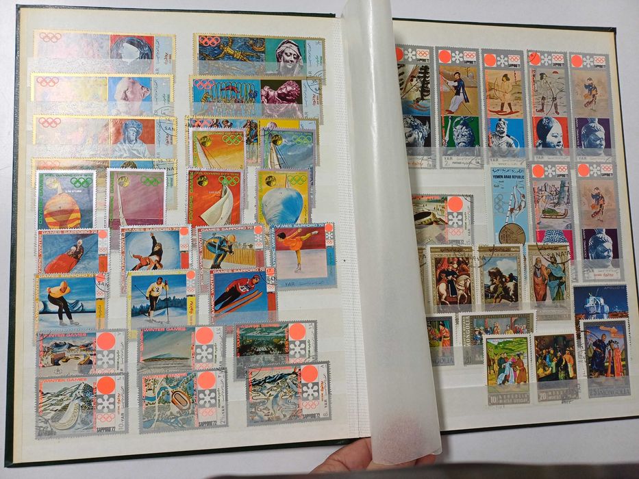 Álbuns com várias centenas de selos de vários países 2 unidades