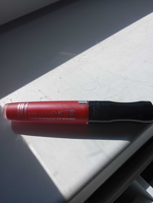 Błyszczyk/ do ust Rimell czerwony