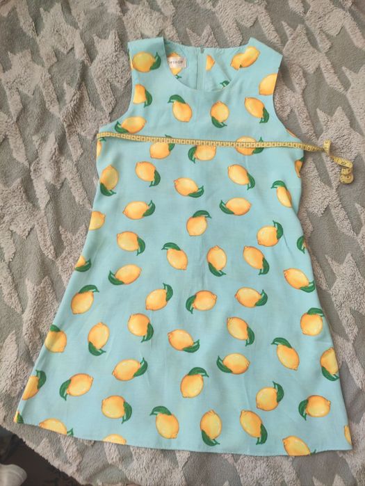 Платье с желтыми лимонами и листьями на нежно-голубом фоне.Вискоза100%