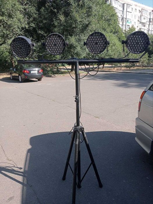 Т-подібне кріплення для світлових приладів