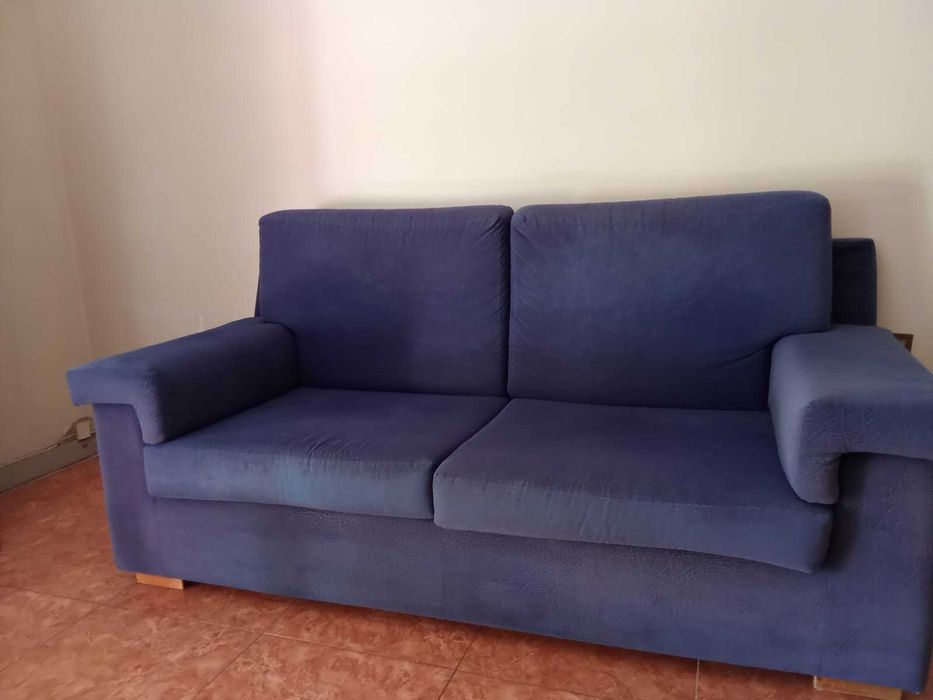 1 mesa /4 cadeiras / 1 poltrona + 1 sofá/ 1 móvel entrada + espelho