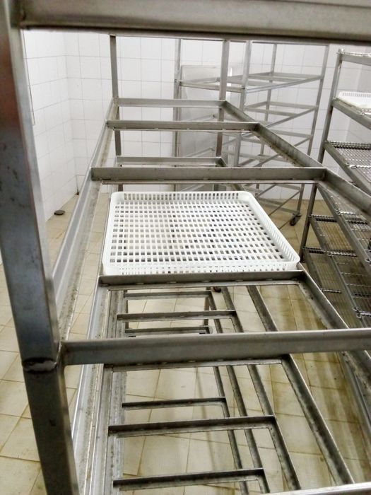 Estantes em inox para secagem de queijo