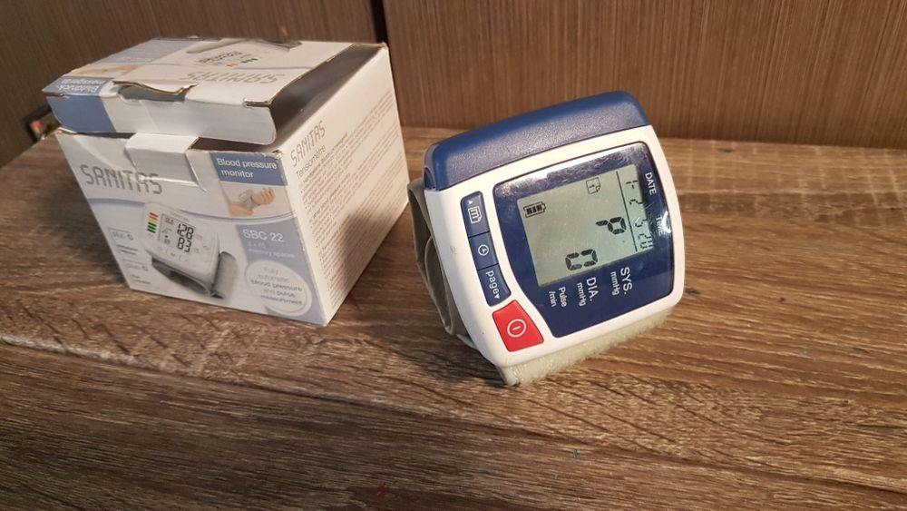 Тонометр на запястье.бу.