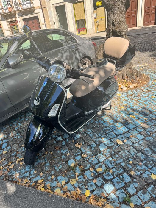 Vespa 250 GTS ie ABS, preto com mala