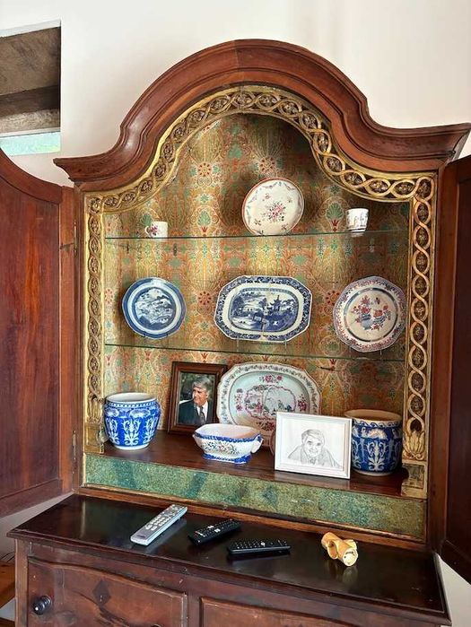 Mobília antiga de madeira maciça, de casa senhorial século XIX