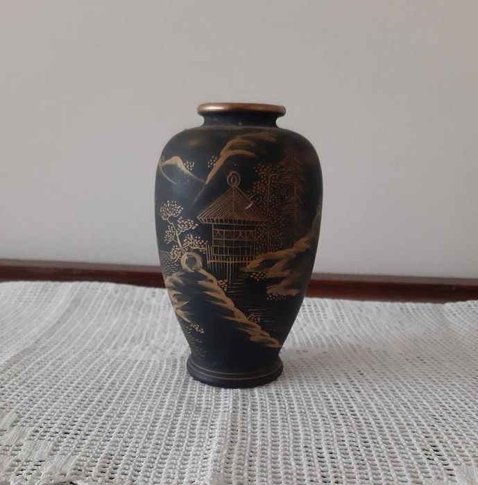 Antiga Jarra Japonesa ornamentada com paisagem pintada a ouro