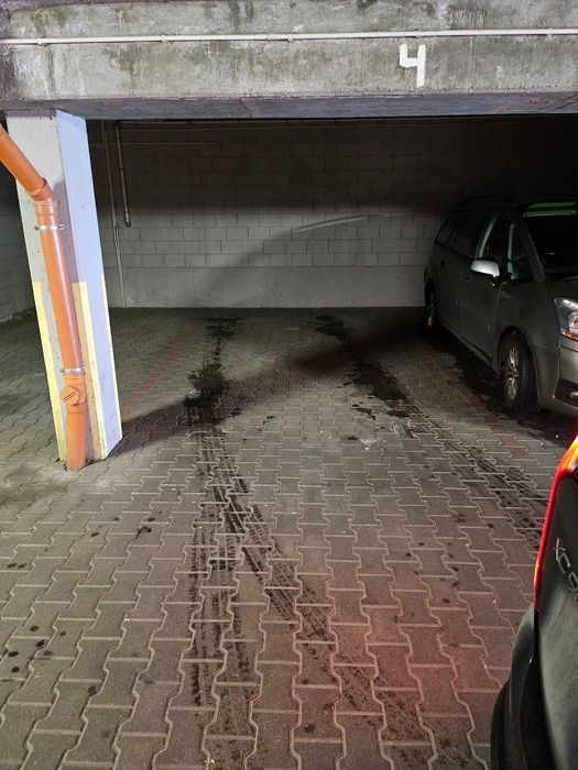*Sprzedam miejsce postojowe w hali garażowej*w budynku przy ulicy Lubicka 37A. Garaż jest na osobnej księdze wieczystej. - Widok 2