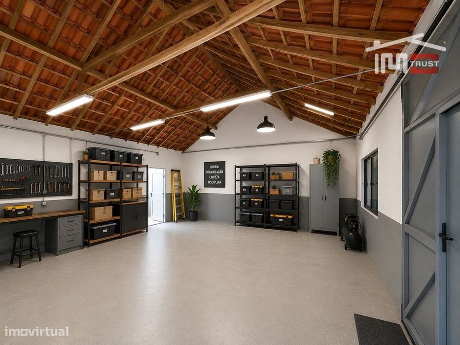 Armazém com Anexo de Moradias T0 e T1 e Garagem no Montijo