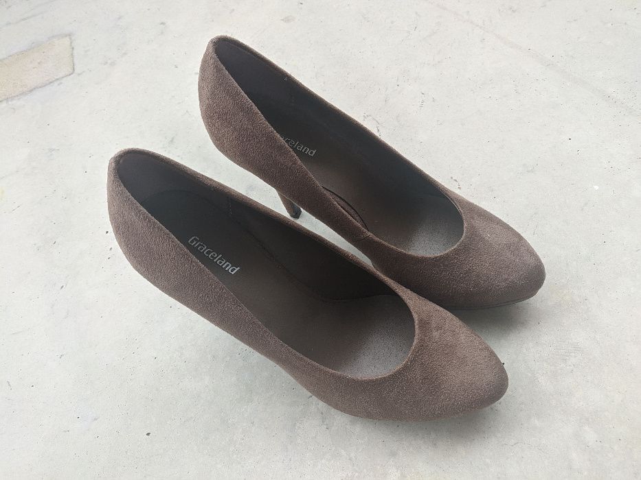 Buty na obcasie Deichmann beżowe 39