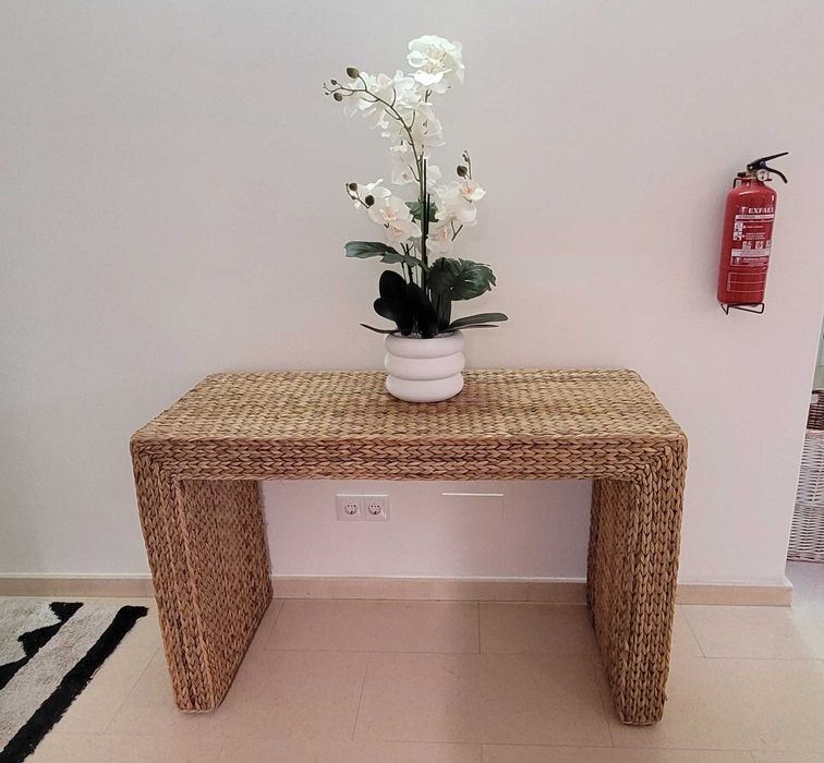 Mesa de centro e aparador em vime trançado
