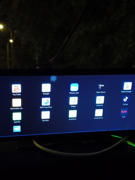 Ekran multimedialny z androidem.