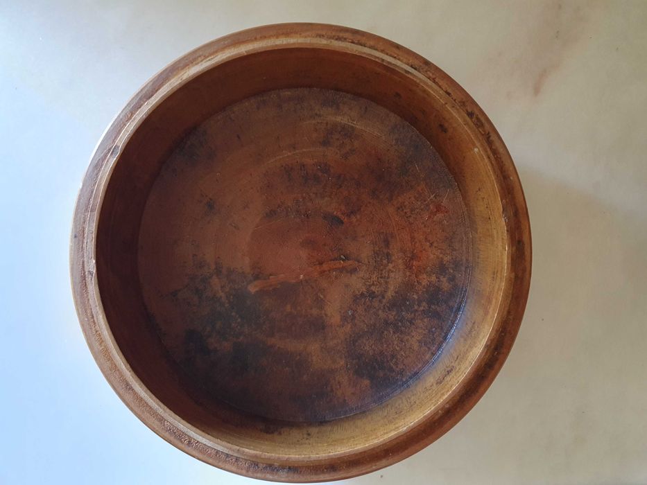 Caixa de Madeira com arabescos  23cm diâmetro/ 16cm de altura