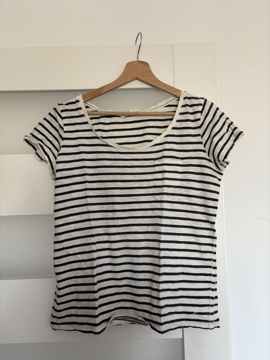 Biała koszulka z krótkim rękawkiem w paski z kieszonką