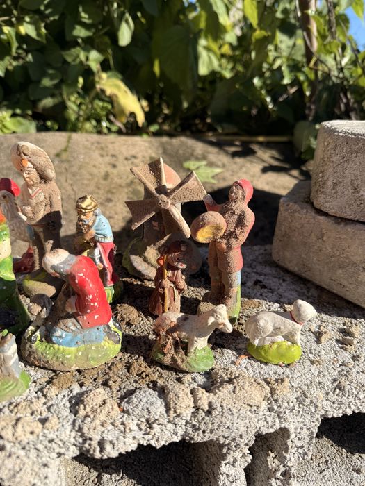 Conjunto de 25 figuras de presépio em barro