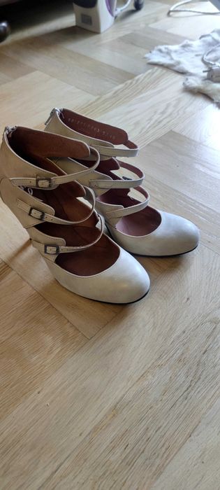 Jasne skórzane szpilki zapianane na paski 39