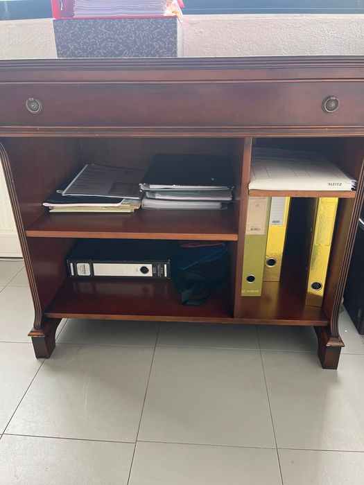 Móvel de apoio em madeira maciça