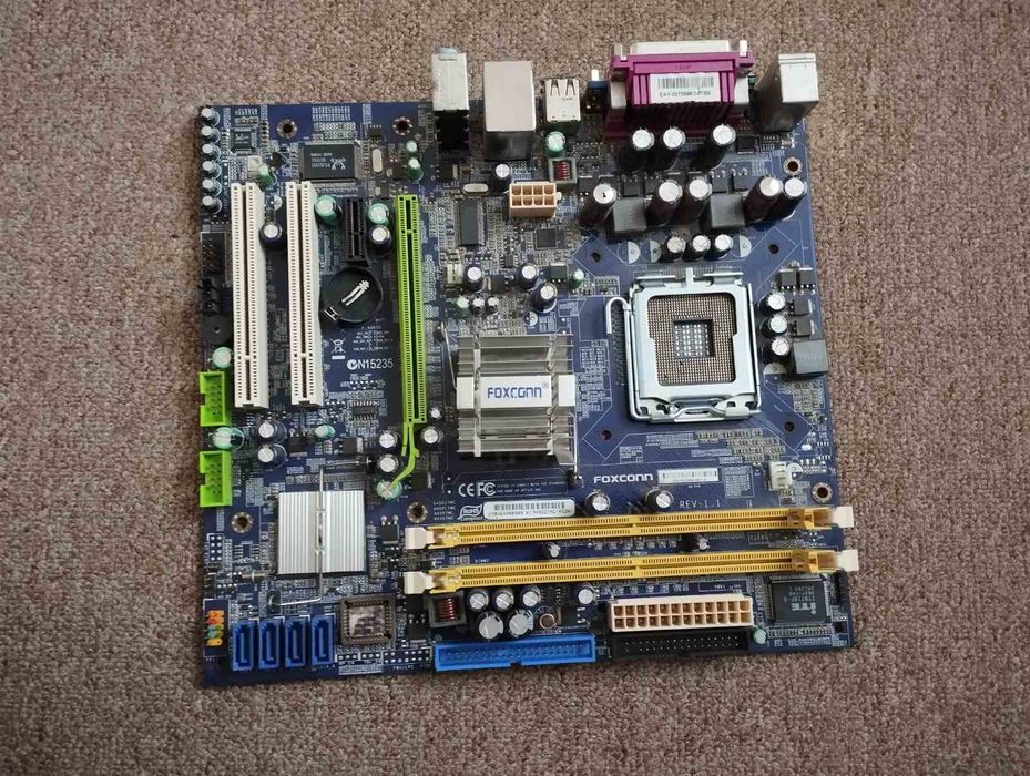 Материнські плати 7 штук.Є багато ще всього