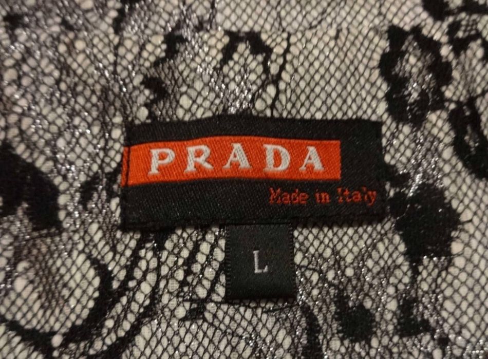 Красивый плащ Prada