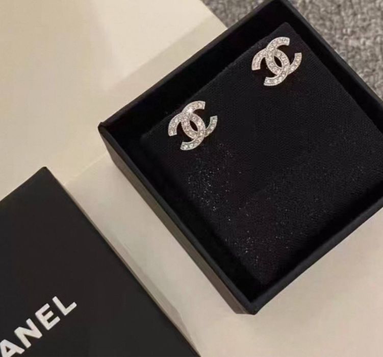 Серьги / пусеты Chanel со стразами/ сережки шанель