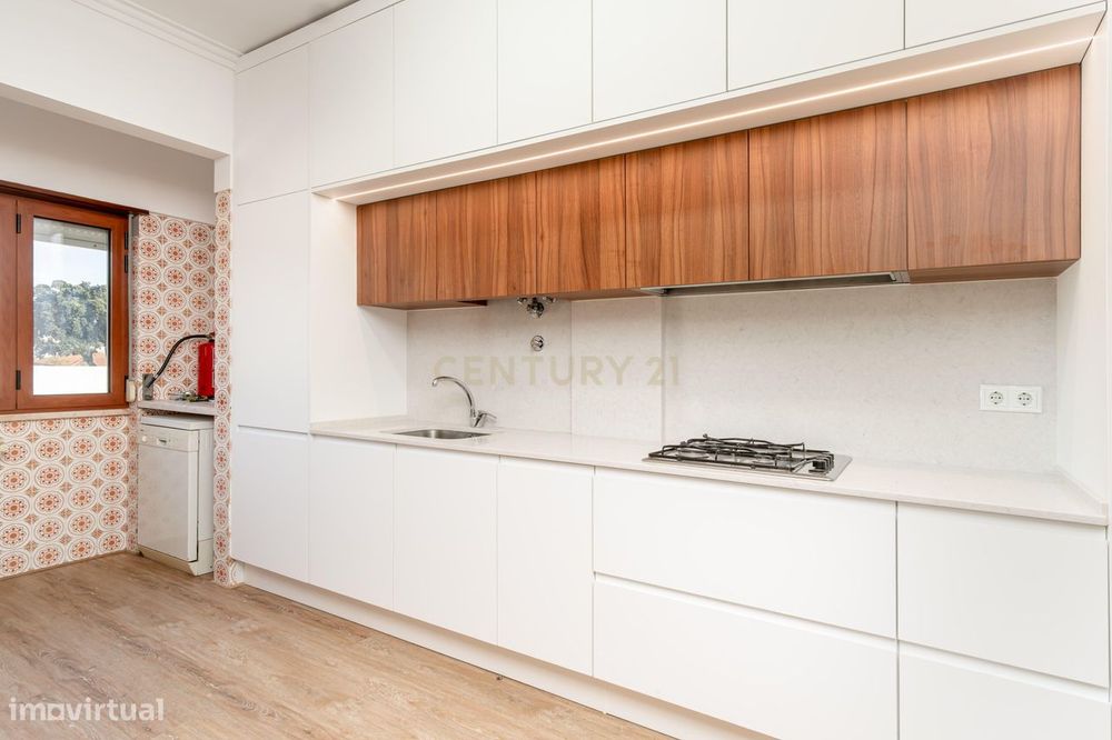 Arrendar - Andar de moradia em Fernão Ferro, parcialmente mobilado.