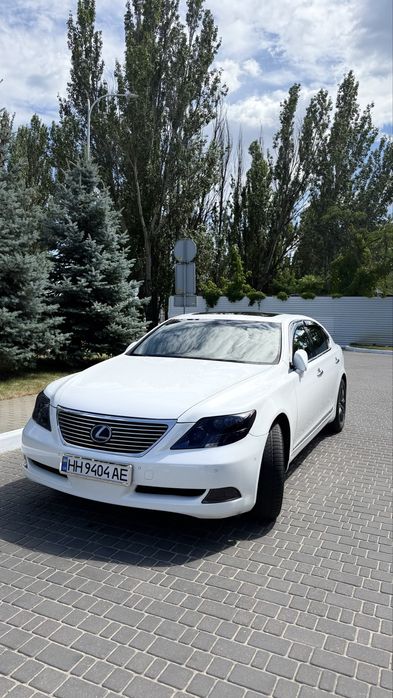 Lexus ls 600 hl в очень хорошем состоянии весь в родной краске!
