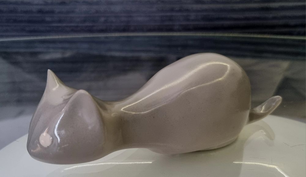 Sygnowana figurka Kot polujący Chodzież, lata 60.