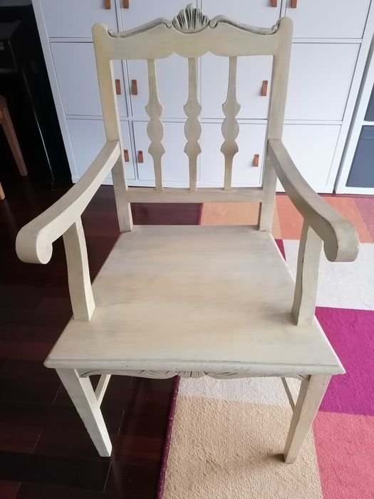 Cadeira antiga em branco
