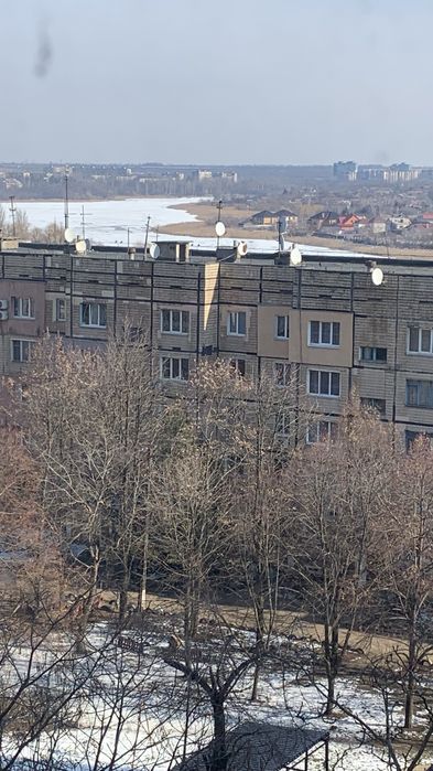 КРЕС Продаж 3 кім.квартири з окремими кімнатами, новими вікнами на 7поверсі, є дві лоджіі,кухня девять квадратів , на Нарвській поряд ріка  СЕРТИФІКАТ