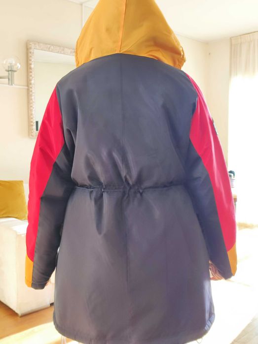 casaco impermeável multicolor, forrado com pelo, muito quentinho