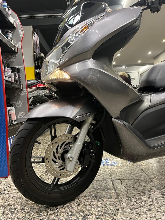 Honda PCX Em estado " Novo" com apenas 1625 Kms ( Reservada )