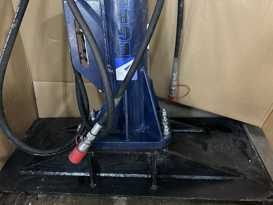 Młot udarowy hydrauliczny ARROWHEAD E680 do miniładowarek BOBCAT/JCB