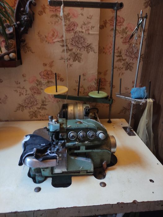 Промышленный оверлок станок на 4 нитки