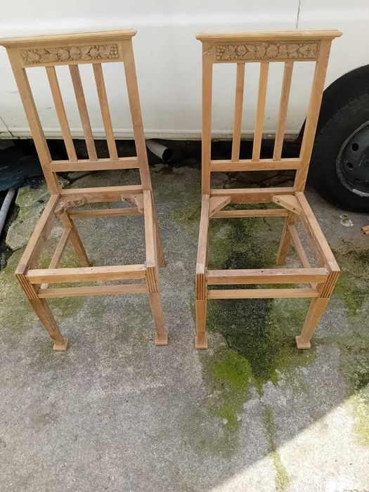 Mobília de sala de jantar vintage restaurada, em nogueira trabalhada.