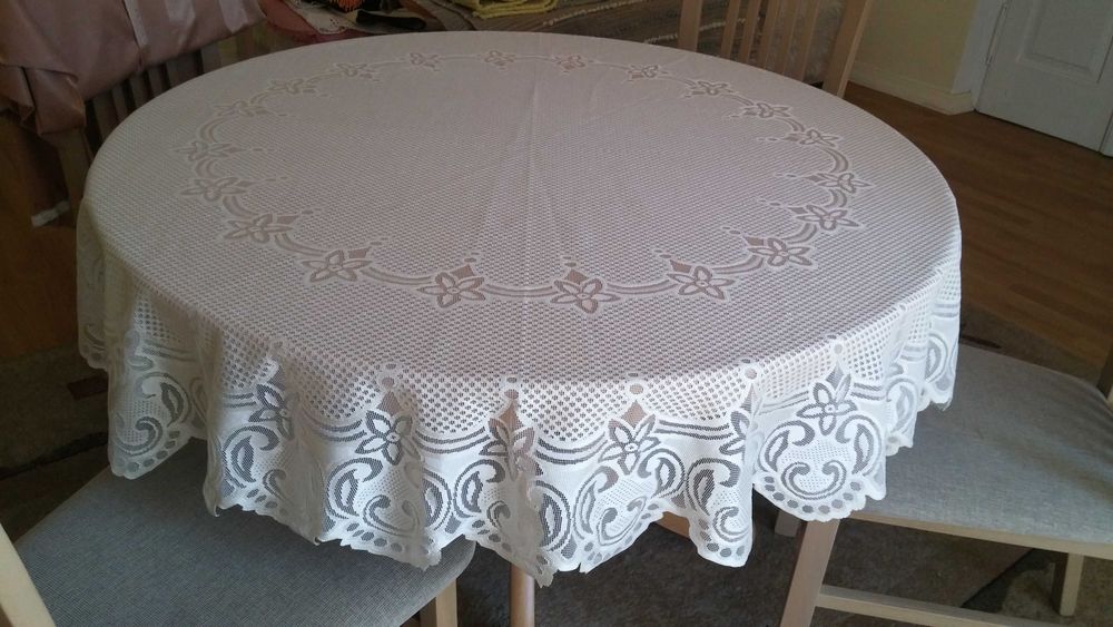 Bardzo ładny kremowy obrus na okrągły stół - średnica  160 cm !!