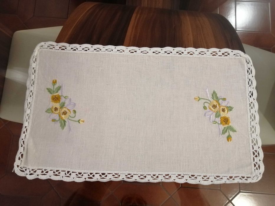 pano com renda e bordado para tabuleiro