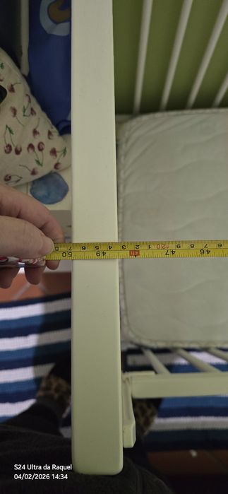 Berço com barreira rebatível com colchão