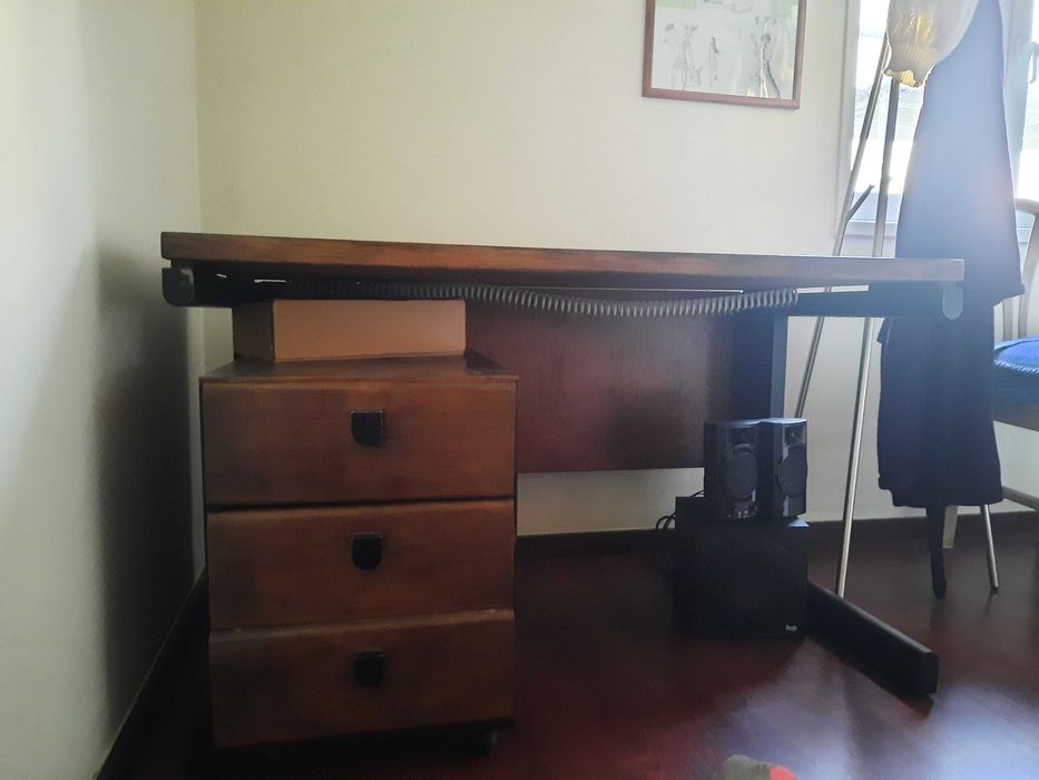 Secretária com modulo de gavetas em madeira maciça  - com cadeira