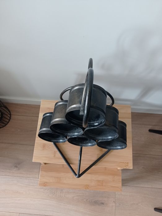 Metalowy stojak na wino