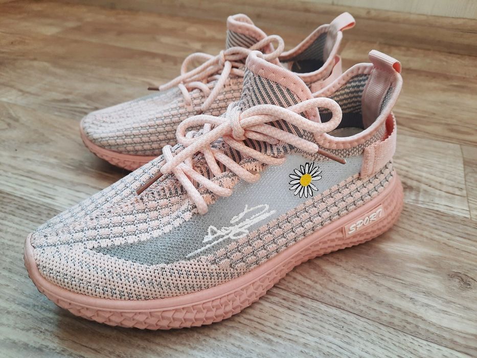 Продам женские кроссовки