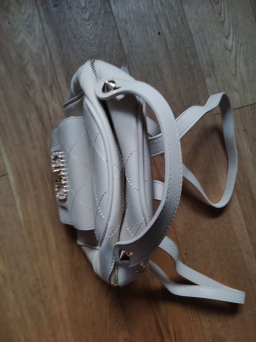 Plecak damski beżowy ze złotą klamrą