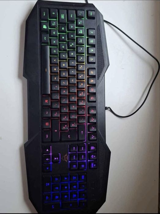 Conjunto Novo – Teclado Gaming + Webcam Trust negociavel