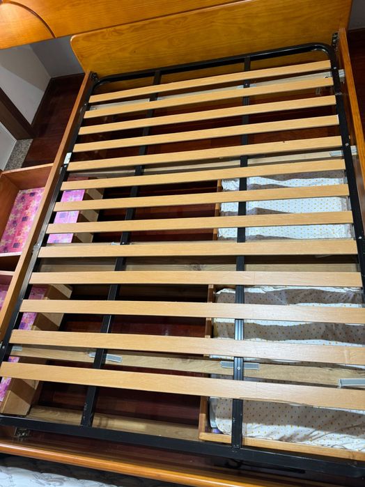 Cama de casal com mesinhas de cabeceira