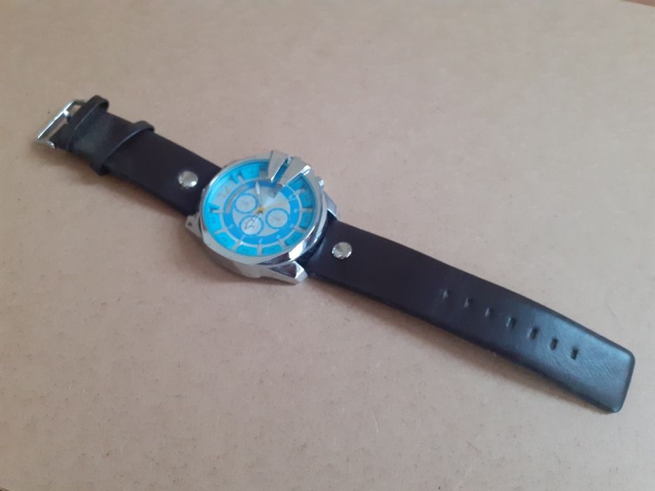 Relógio azul e preto