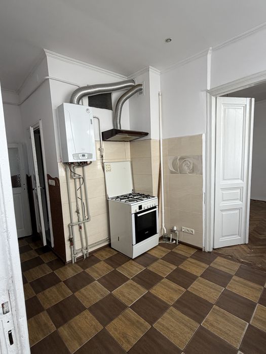 Продаж окремого будинку в центрі міста з можливістю добудови, 3 кімнати, горище, підвал, власний двір