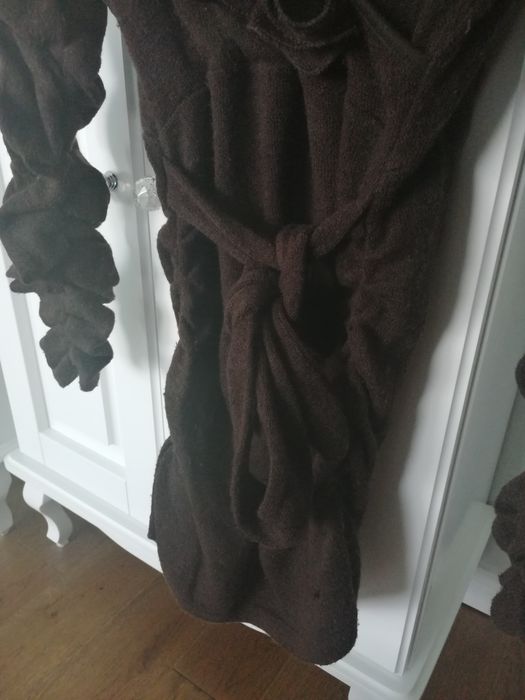 Brązowy sweter długi